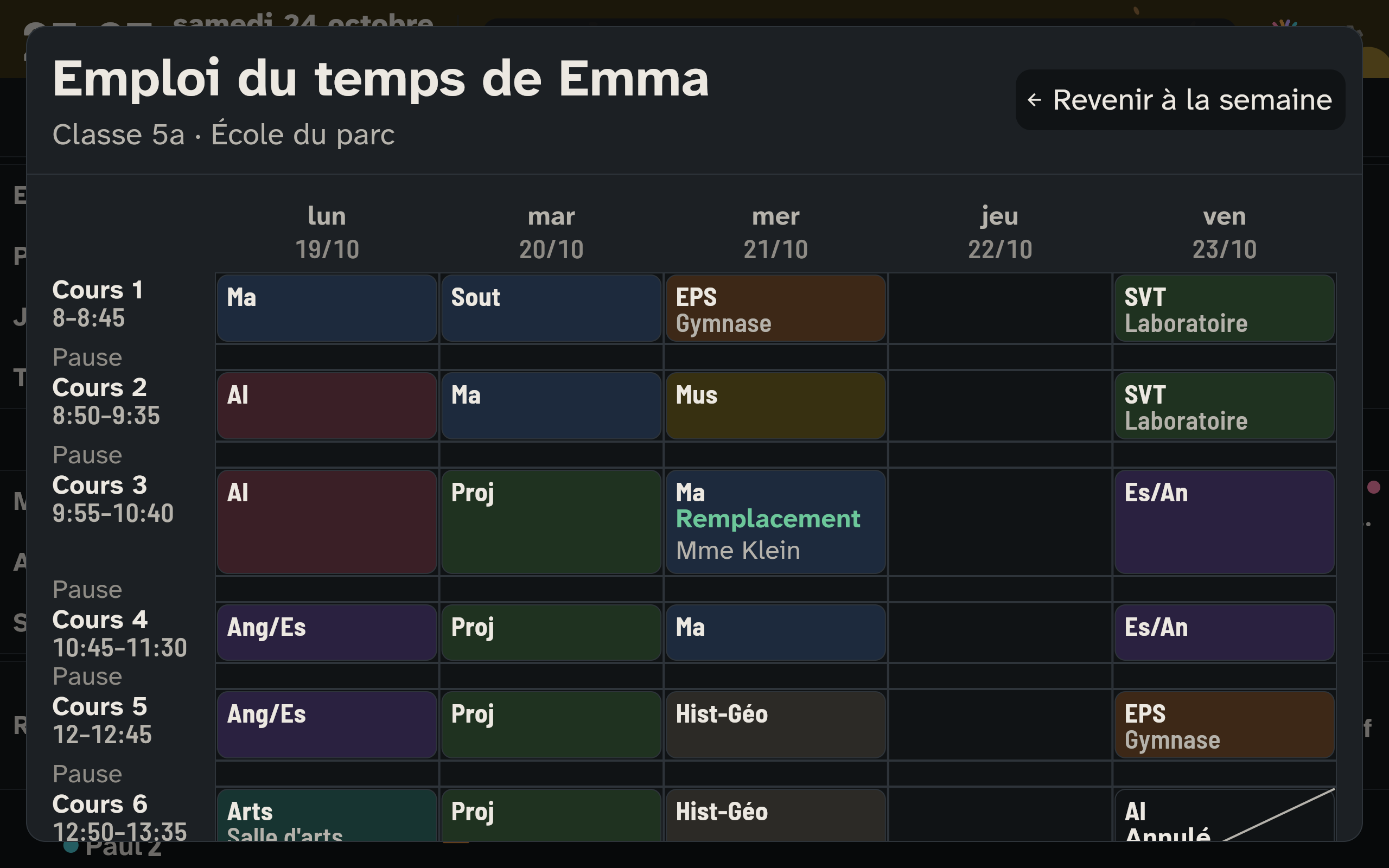 L’emploi du temps hebdomadaire d’un enfant sur le mur