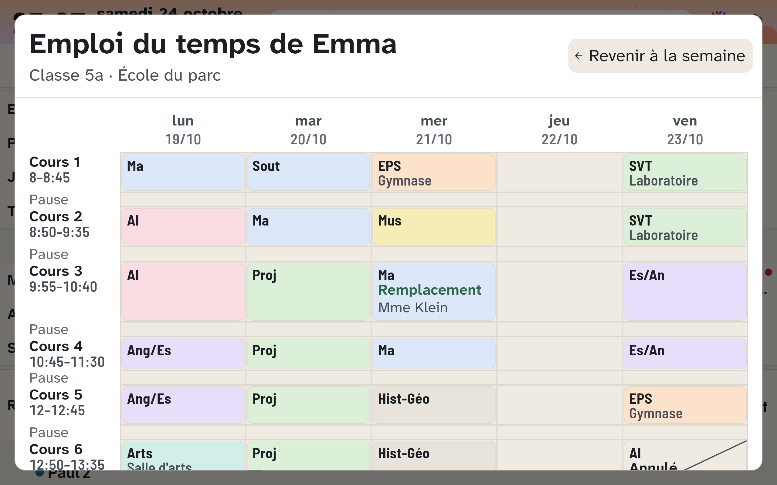 L’emploi du temps hebdomadaire d’un enfant sur le mur